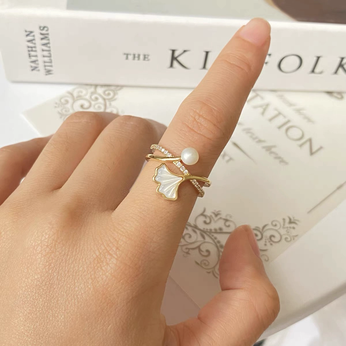 Anel com Folha de Ginkgo 2025 – Faixa Minimalista com Estética Fria para o Dedo Indicador Aberto