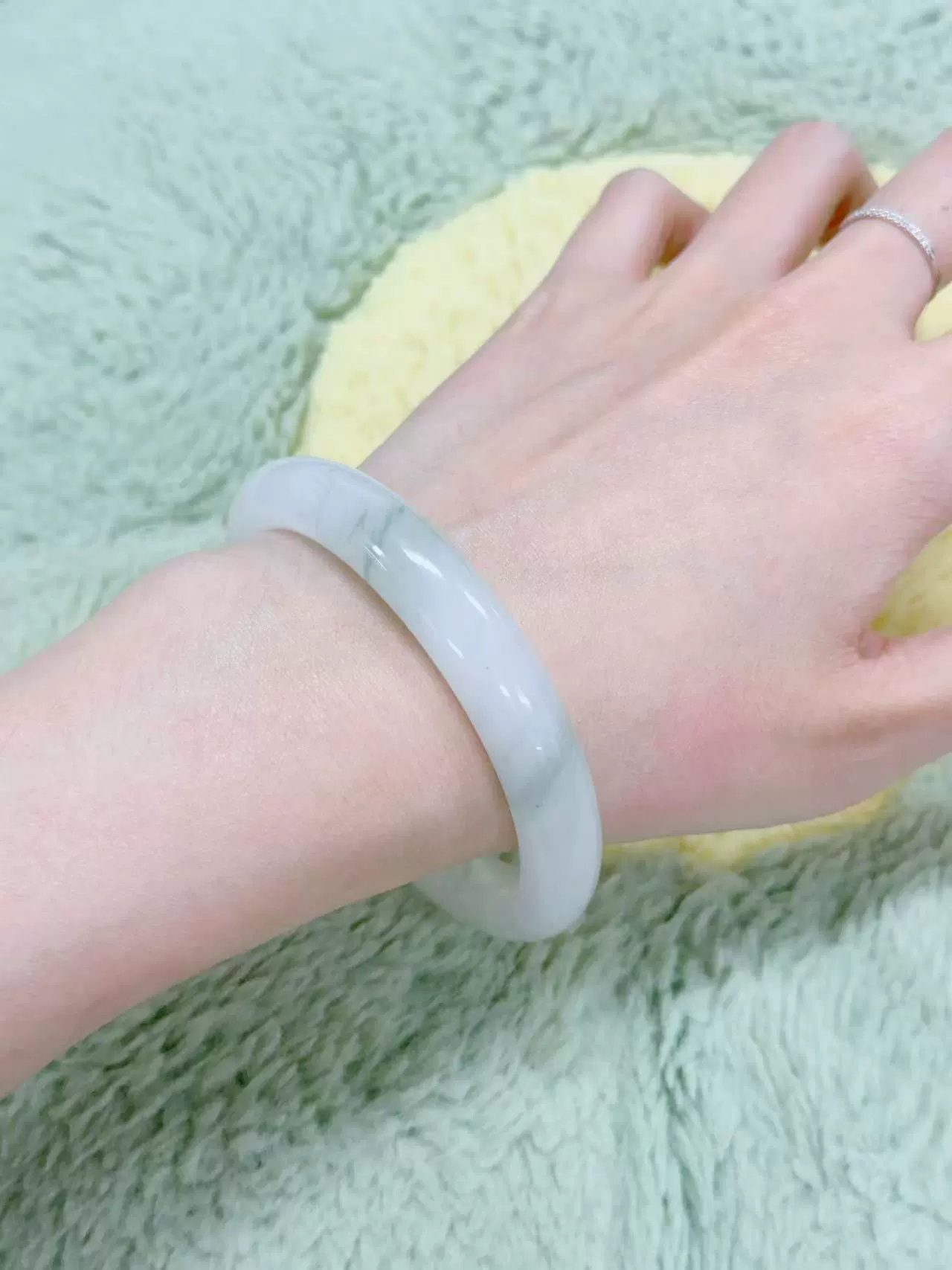 Tianshan Green Jade Bangle – Elegant Natural Jade Bracelet Gift for Mother