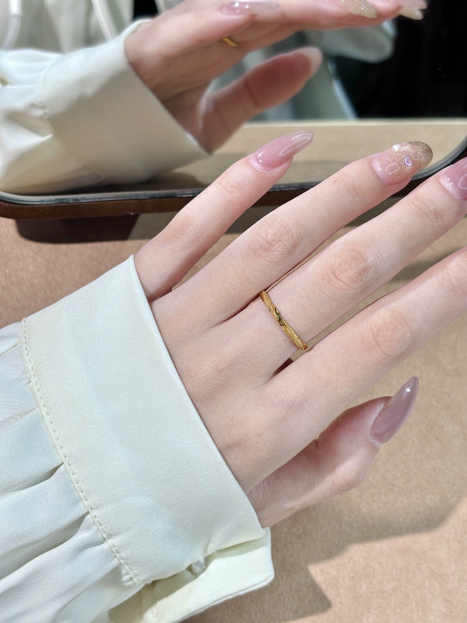 Anel Möbius Twist em Ouro 999 Maciço – Presente de Aniversário Minimalista e Moderno para Mulher