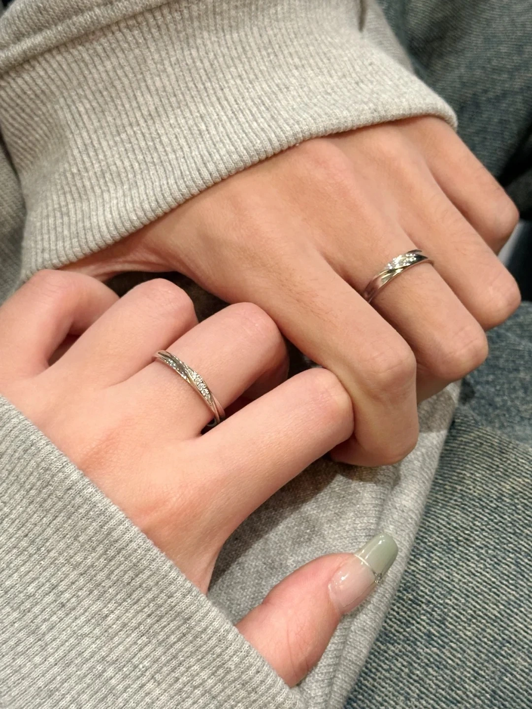 Möbius-remsor för par – Minimalistiska matchande ringar i massivt silver för älskare