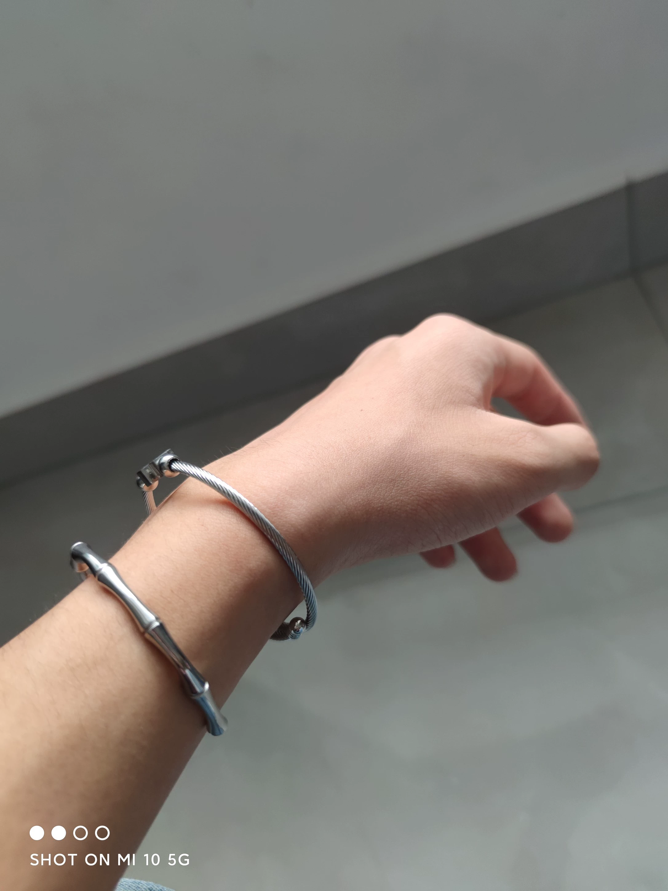 Korsarmband i titanstål – Justerbart unisex-pararmband i bambudesign